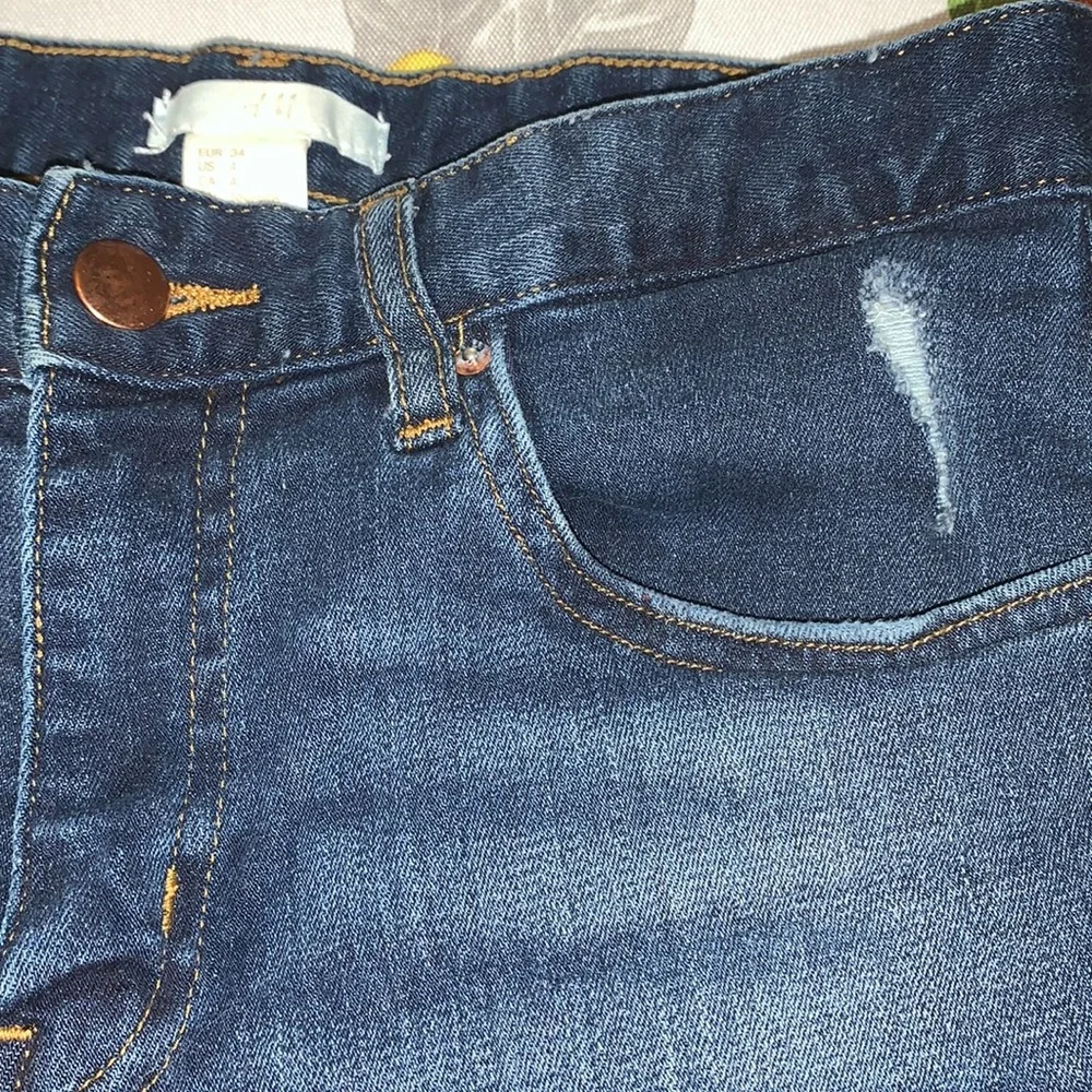 H&M Distressed Shorty Short Med. Denim Jean Short sz 4 EUC